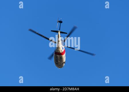 Richmond, British Columbia, Kanada. Oktober 2020. Ein Helijet International Sikorsky S-76C Krankenwagen fliegt über dem Flugzeug, als er am Vancouver International Airport landet. Quelle: Bayne Stanley/ZUMA Wire/Alamy Live News Stockfoto