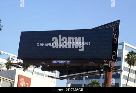 West Hollywood, Kalifornien, USA 23. Oktober 2020 EINE allgemeine Sicht der Atmosphäre der Verteidigung der Unterdrückten Billboard am 23. Oktober 2020 in West Hollywood, Kalifornien, USA. Foto von Barry King/Alamy Stockfoto Stockfoto