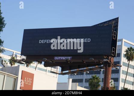 West Hollywood, Kalifornien, USA 23. Oktober 2020 EINE allgemeine Sicht der Atmosphäre der Verteidigung der Unterdrückten Billboard am 23. Oktober 2020 in West Hollywood, Kalifornien, USA. Foto von Barry King/Alamy Stockfoto Stockfoto