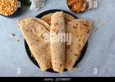 Holi Festival Food - Puran Poli ist ein süßes indisches Fladenbrot, gefüllt mit einer Mischung aus Chana dal, Jaggery, Ghee & Cardamom. In der Regel auf Holi oder Gud gegessen Stockfoto