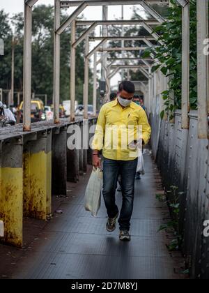 MUMBAI, INDIEN - 17. Oktober 2020 : Unidentifizierter Mann, der mit einer Maske auf den Straßen von Mumbai unterwegs ist, um sich vor einer Corona-Pandemie zu schützen. Stockfoto
