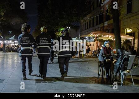 Rom, Italien. Oktober 2020. Städtische Polizeibeamte patrouillieren in der Fußgängerzone der Via del Pigneto. Polizeibeamte patrouillieren Nachtclubs, um sicherzustellen, dass sie die Anti-Covid19-Vorschriften einhalten. Kredit: SOPA Images Limited/Alamy Live Nachrichten Stockfoto