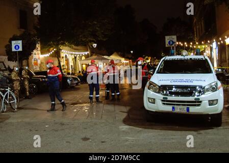 Rom, Italien. Oktober 2020. Freiwillige des Katastrophenschutzes sind am Eingang zur Fußgängerzone der Via del Pigneto stationiert. Polizeibeamte patrouillieren Nachtclubs, um sicherzustellen, dass sie die Anti-Covid19-Vorschriften einhalten. Kredit: SOPA Images Limited/Alamy Live Nachrichten Stockfoto