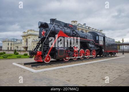 RYBINSK, RUSSLAND - 11. SEPTEMBER 2020: Sowjetische Dampflokomotive L-5270 vor dem Bahnhofsgebäude an einem bewölkten Septembertag Stockfoto