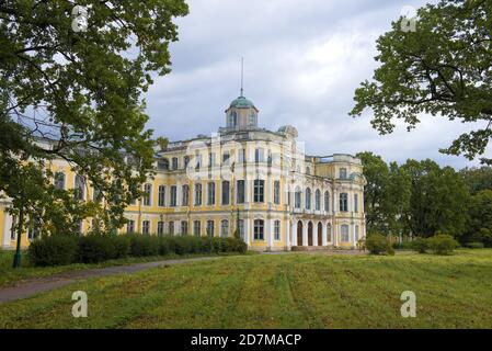 PETERHOF, RUSSLAND - 16. SEPTEMBER 2020: An einem bewölkten Septembertag im Schloss Znamenka Stockfoto