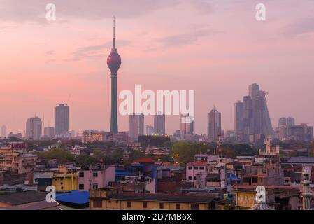 COLOMBO, SRI LANKA - 22. FEBRUAR 2020: Rosafarbener Sonnenaufgang über dem modernen Colombo Stockfoto