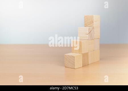 Holzblock stapelbar als Treppe auf Holztisch. Geschäftskonzept für Wachstumserfolg. Speicherplatz kopieren Stockfoto