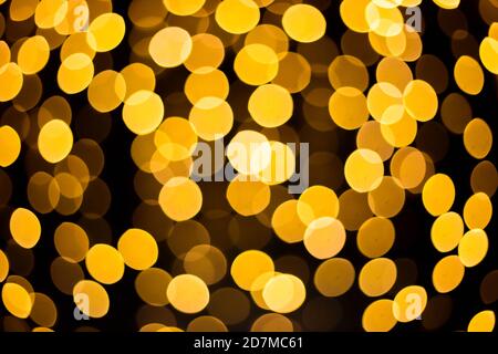 Weihnachtliche Defokussierung im festlichen Design, defokussiere Girlande-Lichter, Bokeh-Effekt. Stockfoto