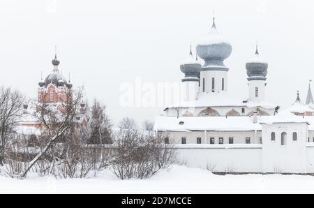 Tichwin Himmelfahrtskloster im Winter. Verschneite russische Landschaft Stockfoto