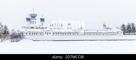 Tichwin Himmelfahrtskloster im Winter. Panorama verschneite russische Landschaft Stockfoto