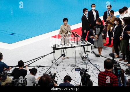 Tokio, Japan. Okt. 2020. Der Gouverneur von Tokio, Yuriko Koike, beantwortet am Ende der großen Eröffnungszeremonie des Tokyo Aquatics Center Fragen der Presse. Im kommenden Sommer finden hier die Olympischen und Paralympischen Spiele 2020 in Tokio statt, bei denen Schwimmen, Tauchen und künstlerische Schwimmwettbewerbe ausgetragen werden. Quelle: Rodrigo Reyes Marin/ZUMA Wire/Alamy Live News Stockfoto