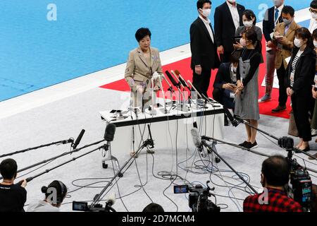 Tokio, Japan. Okt. 2020. Der Gouverneur von Tokio, Yuriko Koike, beantwortet am Ende der großen Eröffnungszeremonie des Tokyo Aquatics Center Fragen der Presse. Im kommenden Sommer finden hier die Olympischen und Paralympischen Spiele 2020 in Tokio statt, bei denen Schwimmen, Tauchen und künstlerische Schwimmwettbewerbe ausgetragen werden. Quelle: Rodrigo Reyes Marin/ZUMA Wire/Alamy Live News Stockfoto