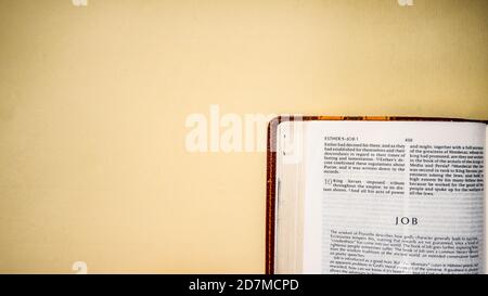 Offene Seiten des biblischen Hintergrunds (Buch Hiob) Stockfoto