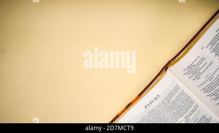 Offene Seiten des biblischen Hintergrunds (Psalmenbuch) Stockfoto
