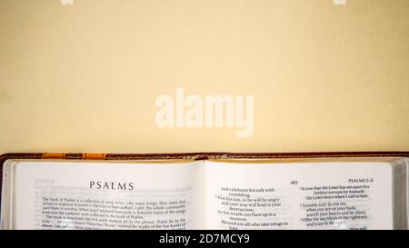 Offene Seiten des biblischen Hintergrunds (Psalmenbuch) Stockfoto