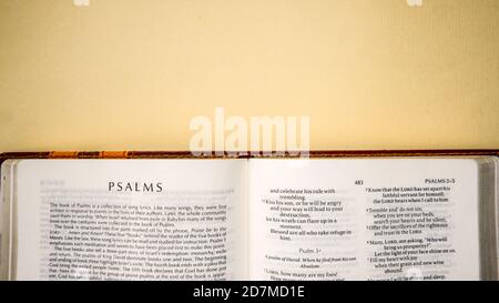 Offene Seiten des biblischen Hintergrunds (Psalmenbuch) Stockfoto