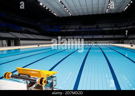 Tokio, Japan. Okt. 2020. Ein allgemeiner Blick auf das Innere des Tokyo Aquatics Center nach seiner großen Eröffnungszeremonie endete. Im kommenden Sommer finden hier die Olympischen und Paralympischen Spiele 2020 in Tokio statt, bei denen Schwimmen, Tauchen und künstlerische Schwimmwettbewerbe ausgetragen werden. Quelle: Rodrigo Reyes Marin/ZUMA Wire/Alamy Live News Stockfoto