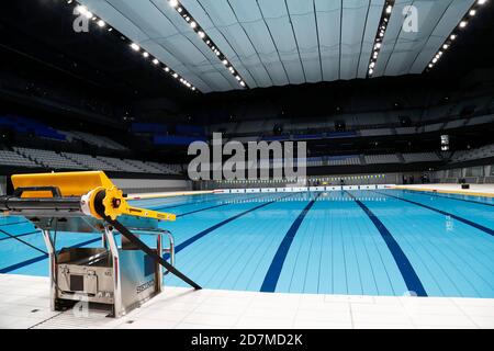 Tokio, Japan. Okt. 2020. Ein allgemeiner Blick auf das Innere des Tokyo Aquatics Center nach seiner großen Eröffnungszeremonie endete. Im kommenden Sommer finden hier die Olympischen und Paralympischen Spiele 2020 in Tokio statt, bei denen Schwimmen, Tauchen und künstlerische Schwimmwettbewerbe ausgetragen werden. Quelle: Rodrigo Reyes Marin/ZUMA Wire/Alamy Live News Stockfoto