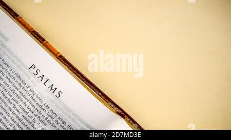 Offene Seiten des biblischen Hintergrunds (Psalmenbuch) Stockfoto