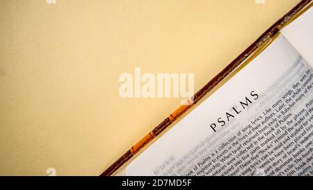 Offene Seiten des biblischen Hintergrunds (Psalmenbuch) Stockfoto