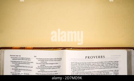Offene Seiten des biblischen Hintergrunds (Buch der Sprüche) Stockfoto