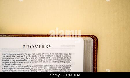 Offene Seiten des biblischen Hintergrunds (Buch der Sprüche) Stockfoto