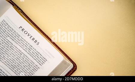 Offene Seiten des biblischen Hintergrunds (Buch der Sprüche) Stockfoto