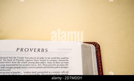 Offene Seiten des biblischen Hintergrunds (Buch der Sprüche) Stockfoto