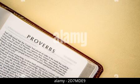 Offene Seiten des biblischen Hintergrunds (Buch der Sprüche) Stockfoto