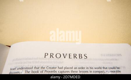 Offene Seiten des biblischen Hintergrunds (Buch der Sprüche) Stockfoto