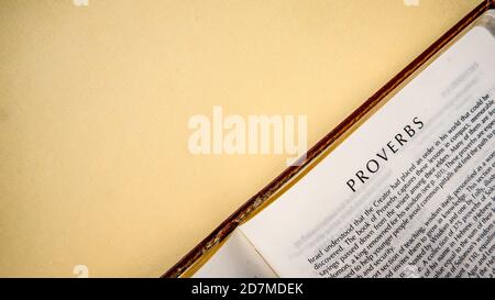 Offene Seiten des biblischen Hintergrunds (Buch der Sprüche) Stockfoto