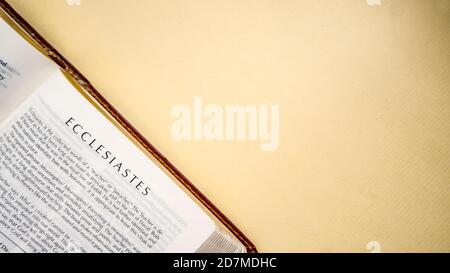 Offene Seiten des biblischen Hintergrunds (Buch der Prediger) Stockfoto