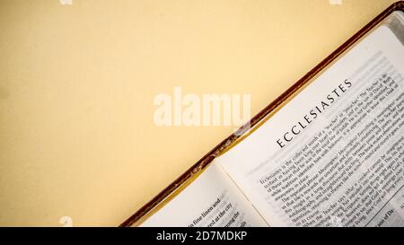 Offene Seiten des biblischen Hintergrunds (Buch der Prediger) Stockfoto