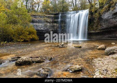 Eine wunderschöne Herbstwaldlandschaft mit idyllischem Wasserfall und Pool Stockfoto