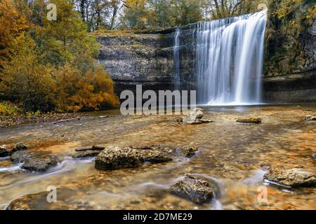 Eine wunderschöne Herbstwaldlandschaft mit idyllischem Wasserfall und Pool Stockfoto