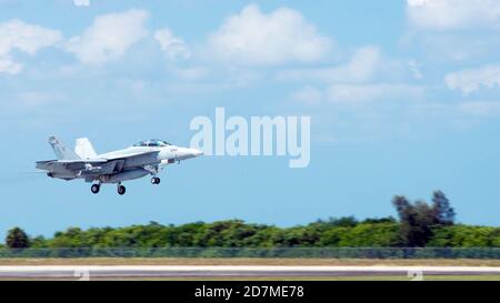 Ein US Navy Strike Fighter Squadron 106 F/A-18F Super Hornet Flugzeug von Naval Air Station Oceania, VA., landet auf MacDill Air Force Base, Florida, 1. Oktober 2019. Achtzehn F/A-18F Super Hornet Flugzeuge, 18 Piloten, 30 Instruktoren und viele weitere Flugmechaniker und Elektriker von NAS Oceania trainieren in MacDill mit Base Airmen, die logistische Unterstützung hinter den Kulissen bieten. (USA Luftwaffe Foto von Senior Airman Scott Warner) Stockfoto