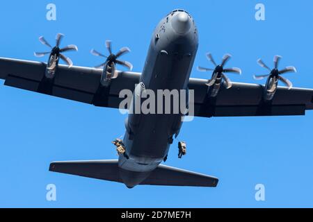 Fallschirmjäger mit der 4. Infanterie-Brigade Combat Team (Airborne), 25th Infantry Division, U.S. Army Alaska, springen von einer US Air Force C-130J Super Hercules während eines Flugtrainings über Malemute Drop Zone an Joint Base Elmendorf-Richardson, Alaska, 22. Oktober 2020. Die C-130J Super Hercules wurde von Airmen vom 374th Airlift Wing aus der Yokota Air Base, Japan, betrieben. Die Soldaten von 4/25 gehören zu der einzigen amerikanischen Luftbrigade im Pazifik und sind ausgebildet, um Flugmanöver in extremer Kälte und Höhenlagen zur Unterstützung von Kampf, Partnerschaft und Disast auszuführen Stockfoto