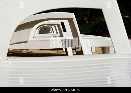 Nahaufnahme der Griffe der weißen Plastikliegen Stockfoto