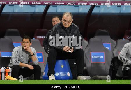 Birmingham , England, 23. Oktober 2020 Leeds United’s Head Coach Marcelo Bielsa Aston Villa gegen Leeds United Premier League. Kredit : Mark Pain / Alamy Live Nachrichten Stockfoto