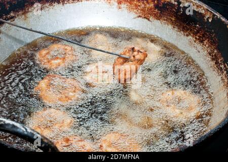 vada parippu vada Kerala Tee Zeit Snacks, gebrannte Snacks für Onam Festival. Hausgemachte traditionelle Kerala Snacks. Stockfoto