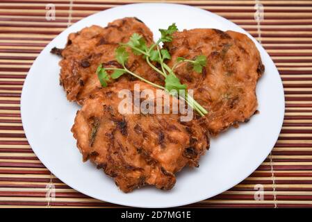 vada parippu vada Kerala Tee Zeit Snacks, gebrannte Snacks für Onam Festival. Hausgemachte traditionelle Kerala Snacks. Stockfoto
