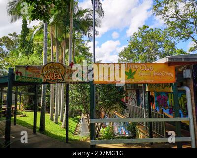 Nimbin, Australien: 18. März 2020: Nimbin Hemp Club - Nimbin ist weltweit als Australiens berühmtestes Hippie-Reiseziel bekannt. Stockfoto