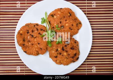 vada parippu vada Kerala Tee Zeit Snacks, gebrannte Snacks für Onam Festival. Hausgemachte traditionelle Kerala Snacks. Stockfoto