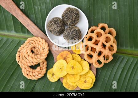 Banana Chips Kerala Tee Zeit Snacks, gebrannte Snacks für Onam Festival. Hausgemachte traditionelle Kerala Snacks. Stockfoto