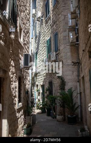 Montenegro - Blick auf einer typischen schmalen Straße mit Kopfsteinpflaster Altstadt von Kotor Stockfoto