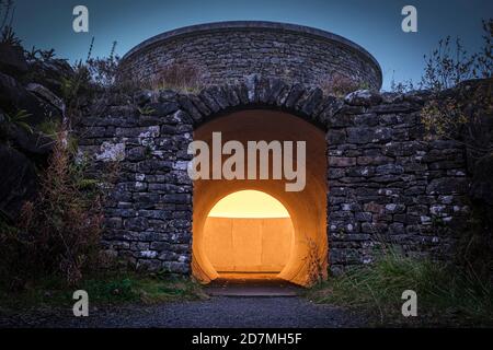 CAT CAIRN: THE KIELDER SKYSPACE - JAMES TURRELL 2000, Kielder Forest, Northumberland, England, UK Stockfoto