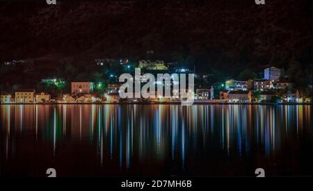 Nachtsicht auf Prčanj, eine kleine Küstenstadt in der Bucht von Kotor Stockfoto