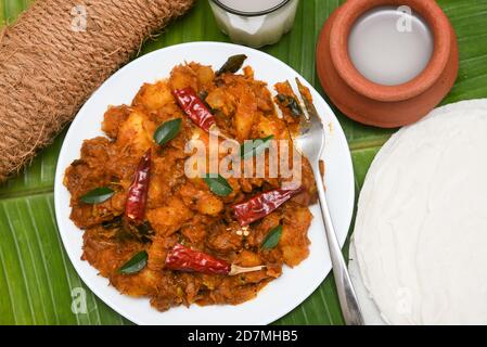 Kerala Rindfleisch mit Parotta porotta roti. Rindfleisch braten Rindfleisch Curry kerala Stil. Indisches Rindfleisch-Curry, Kappa Tapioca Cassava Rindfleisch-Curry würziges Kerala Rindfleisch-Curry Stockfoto