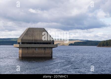 Damm und Ventilturm, Kielder Water, Northumberland, England, Großbritannien Stockfoto