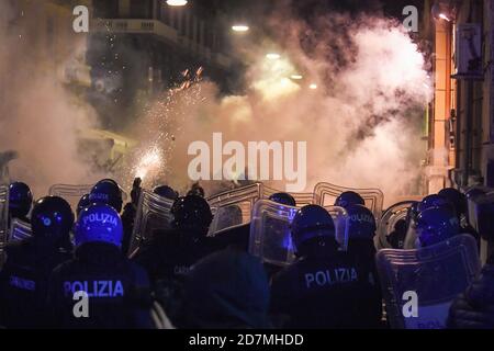 Neapel, Italien. Okt. 2020. Hunderte von Menschen stoßen während des Protests über die Ausgangssperre und die Aussicht auf eine Abriegelung in Neapel auf die Polizei. Der Gouverneur von Kampanien bestellt vom 23. Oktober, eine Ausgangssperre von 11 Uhr bis zum Morgen wegen Spitze in Coronavirus-Infektionen in der Region Kredit: Unabhängige Fotoagentur/Alamy Live News Stockfoto